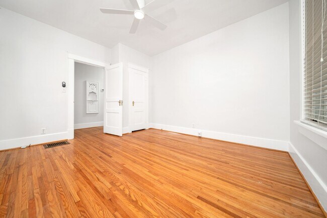Building Photo - Charming 3BE/2BA cottage in a great location of Belmont-Hillsboro!