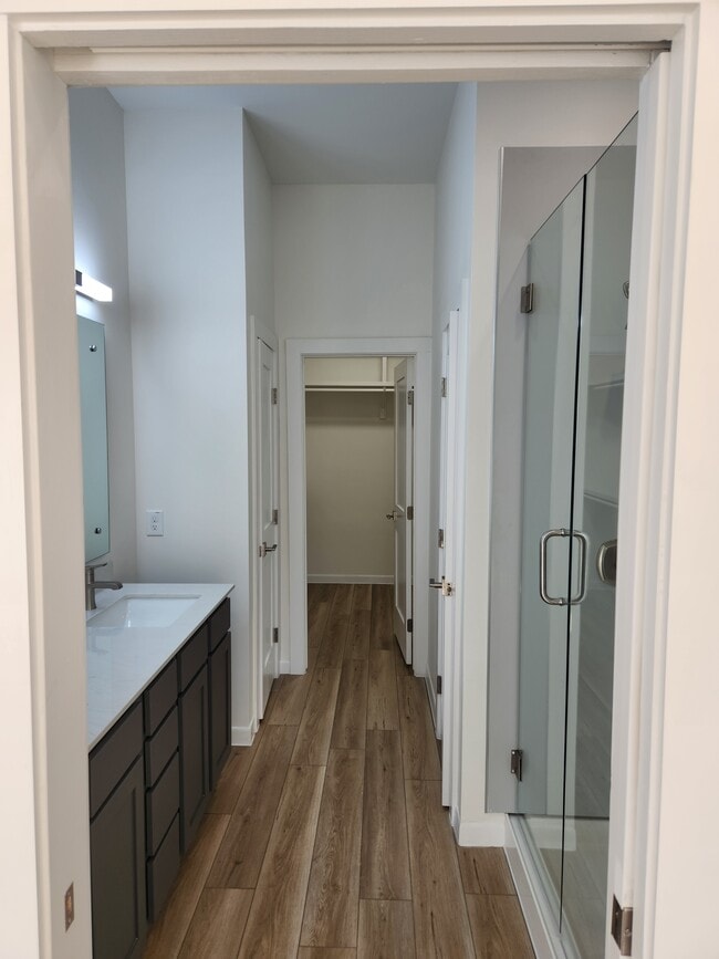 Building Photo - 2707 W Kerria Ave