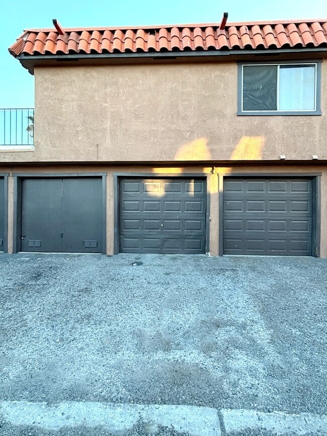 Building Photo - 2 Bedroom / 2 bath townhouse with 1 car garage