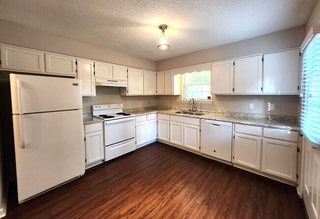 Building Photo - Charming 3 bedroom house near buck lake fo...