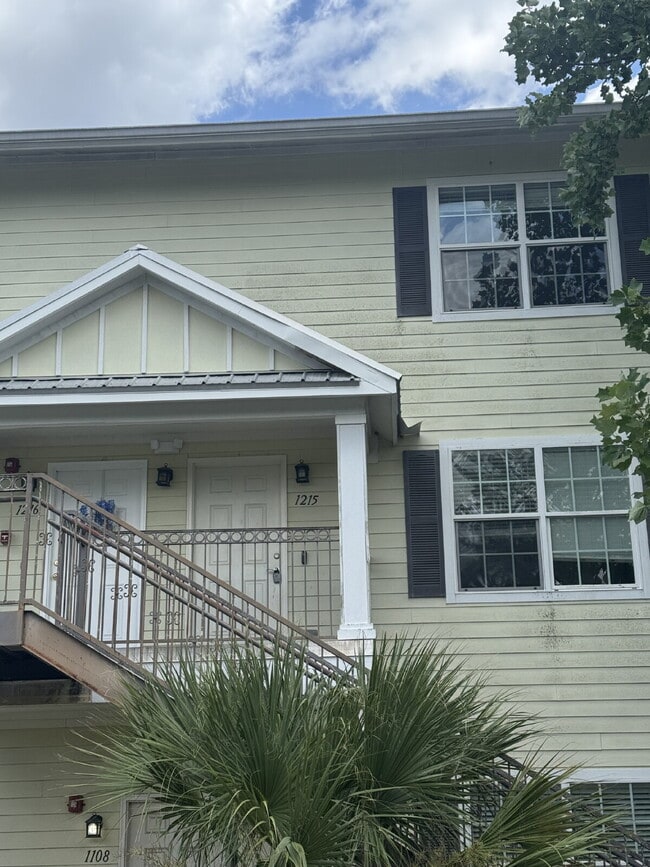 Building Photo - Huge 3-bedroom 2.5-Bathroom Condo Near parks and restaurants