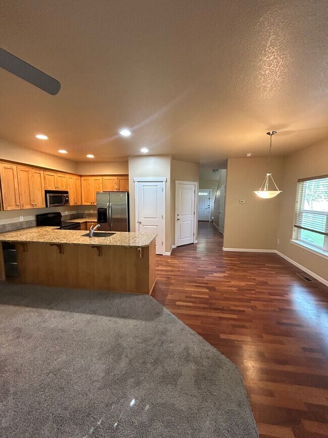 Building Photo - 2000 NW Yohn Ranch Dr