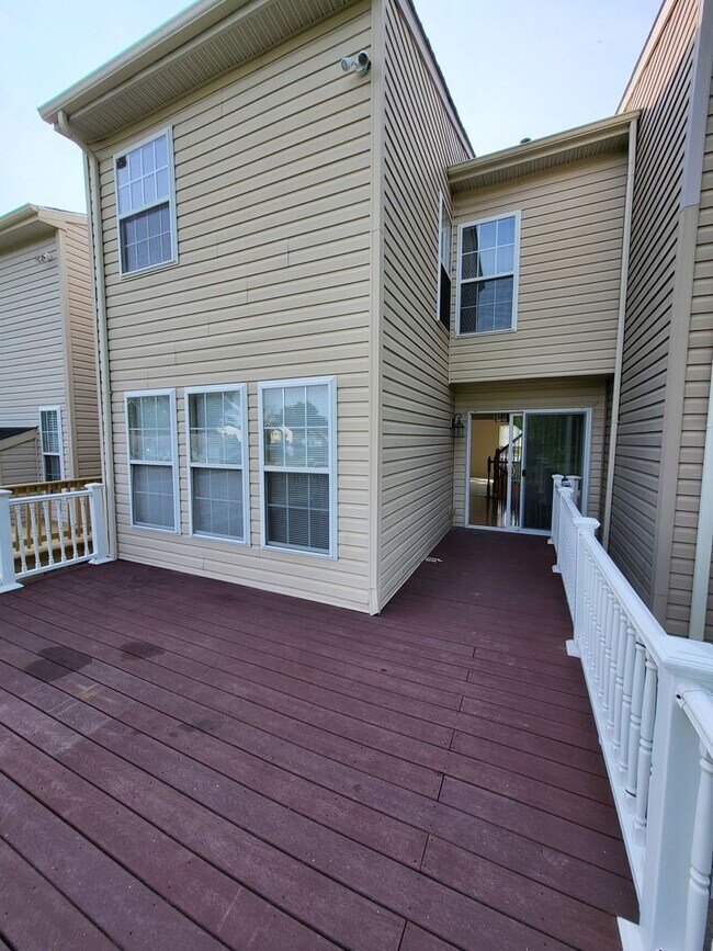 Building Photo - SPACIOUS 3-Level Townhome in Winston's Choice