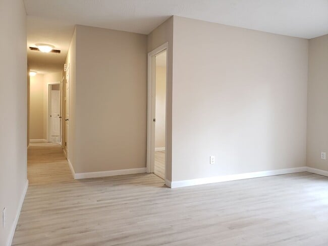 Building Photo - SPACIOUS 3 BEDROOM 2 BATH AVAILABLE NOW!!