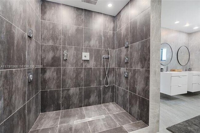 Building Photo - 20375 NE 22nd Pl