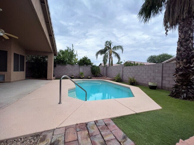 Building Photo - 4 BEDROOM WITH POOL