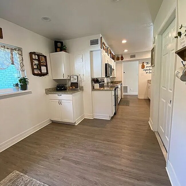 Building Photo - Modern Comfort Meets Classic Charm – Spaci...