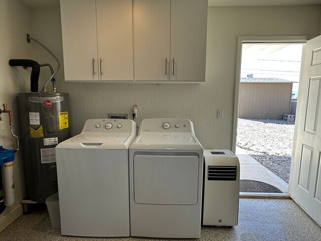 Building Photo - PENDING Furnished/or Un-Furnished - Pool h...