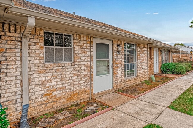 Building Photo - 1110 W Tri Oaks Ln