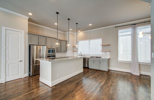 Building Photo - Beautiful 3-story House In the Heart of Ho...