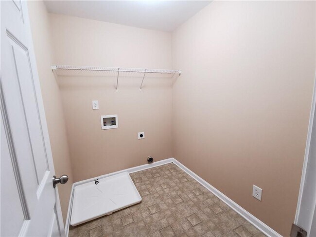 Building Photo - 2430 Woodford Ln NE
