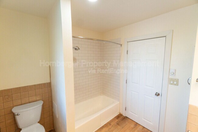 Building Photo - 4206 N Oak St