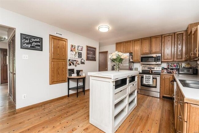 Building Photo - Fantastic 3bd/3ba home! Coming soon!