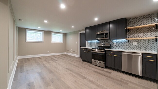 Building Photo - 5404 N Paulina St