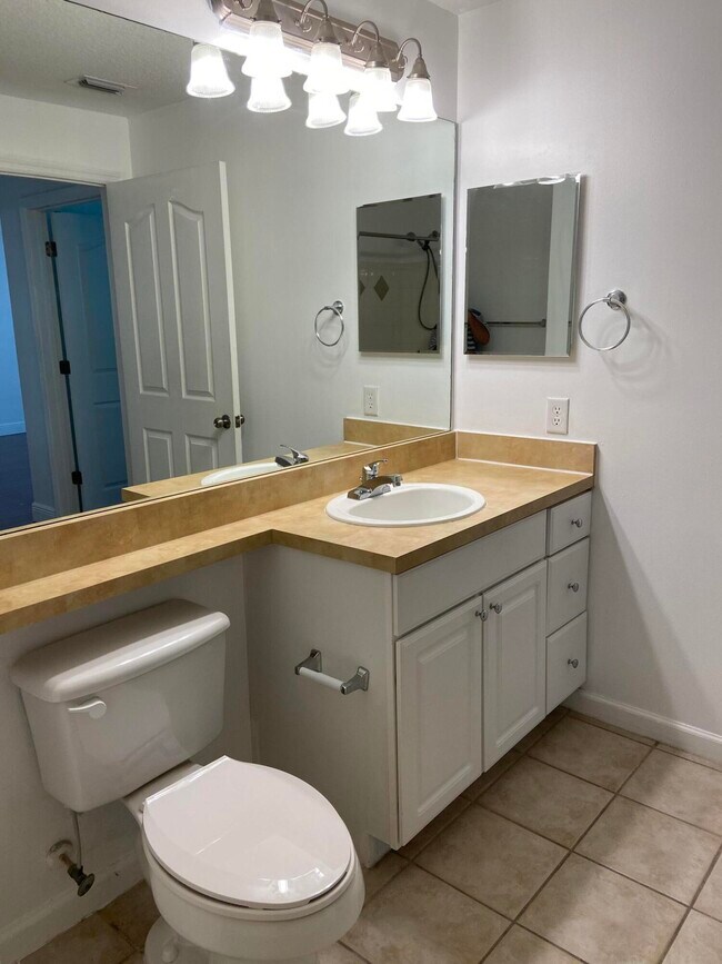 Building Photo - 9825 Baywinds Blvd