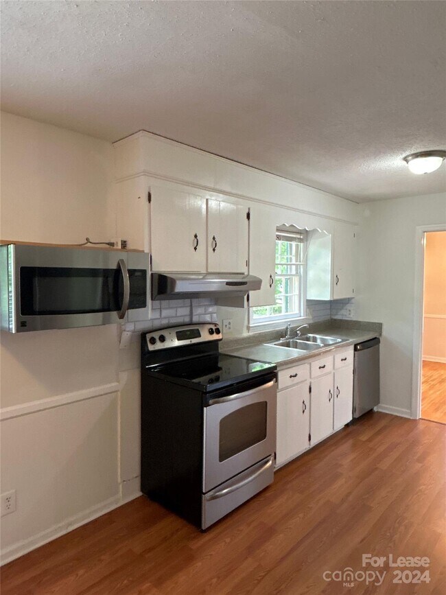 Building Photo - 4614 Cloverdale Ave