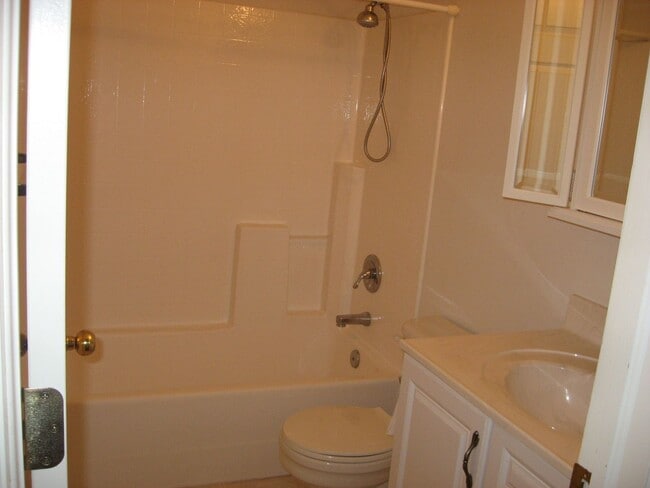 Building Photo - 3 Bed 2 Bathroom Home in Cedar City