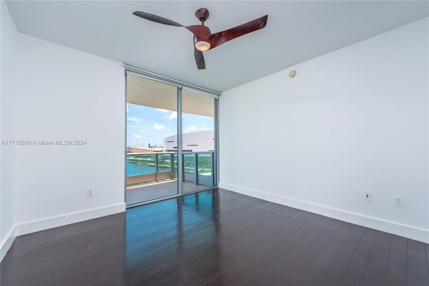 Building Photo - 900 Biscayne
