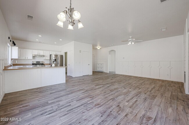 Building Photo - 16848 W Cottonwood St
