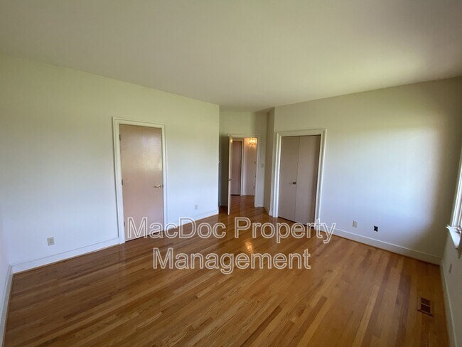 Building Photo - 11225 N Club Dr