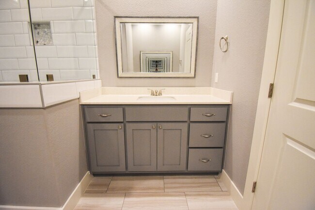 Building Photo - Stunning 3 Bedroom, 2.5 Bathroom Home in F...