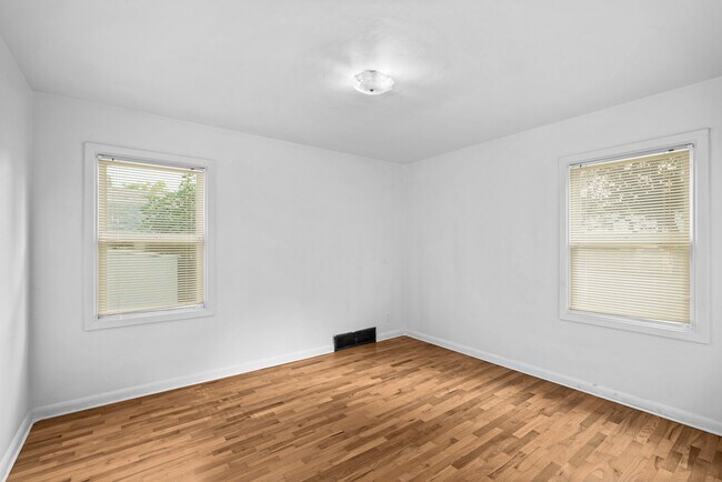 Building Photo - 305 Knoop Ln