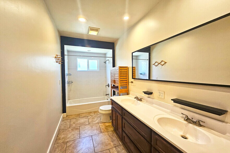 Building Photo - 648 N Heliotrope Dr