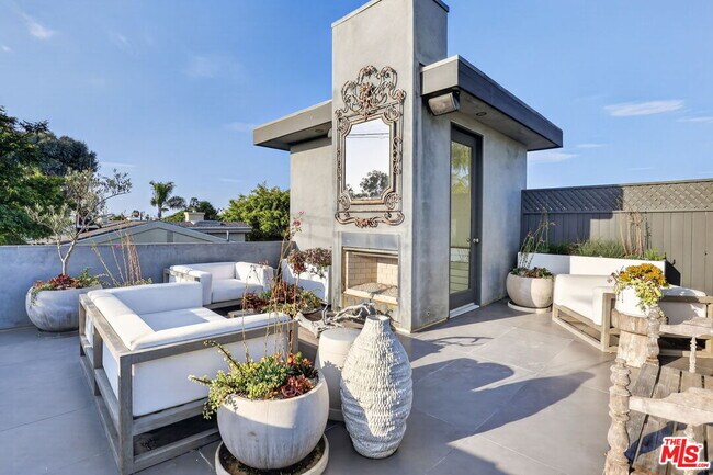 Building Photo - 2425 Clement Ave