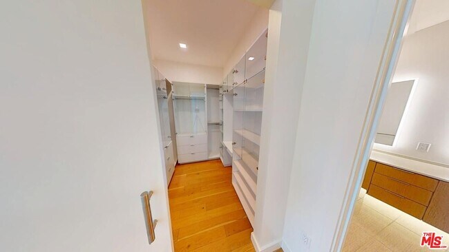 Building Photo - 525 Olive St