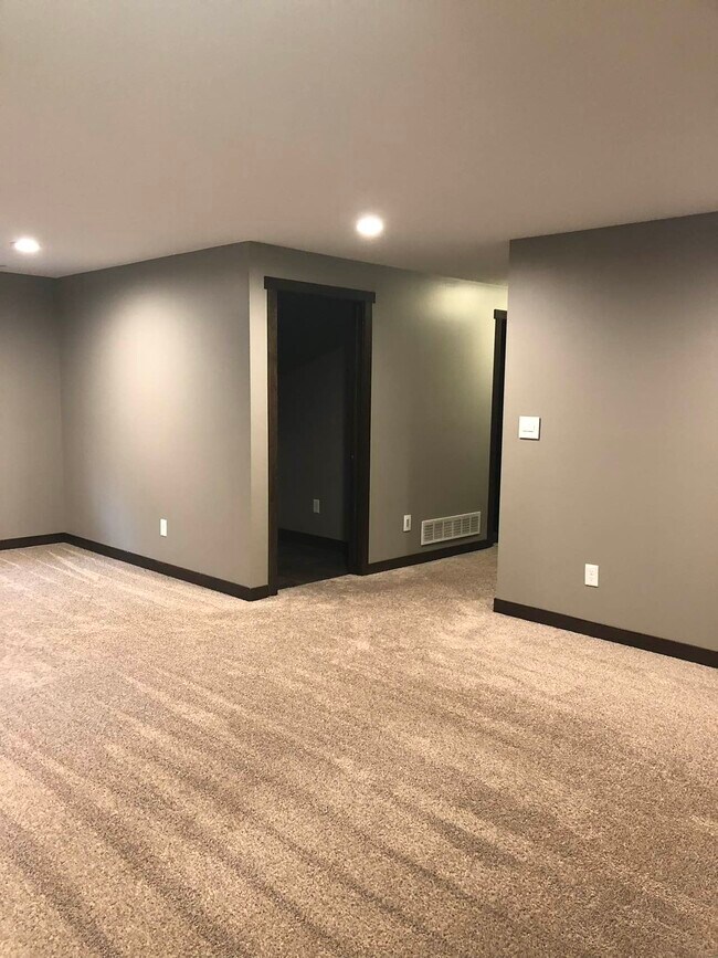 Building Photo - 1253 Turnberry Dr SE