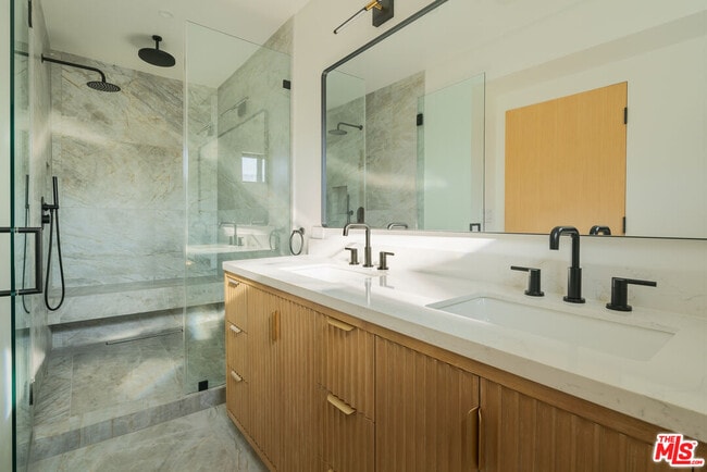 Building Photo - 1931 Sunset Plaza Dr