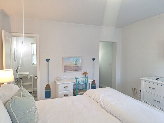 Building Photo - NSB FURNISHED EFFICIENCY-ALL UTILITES INCLUDED!