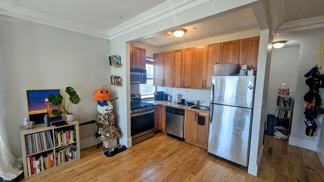 Building Photo - 34 Russell St