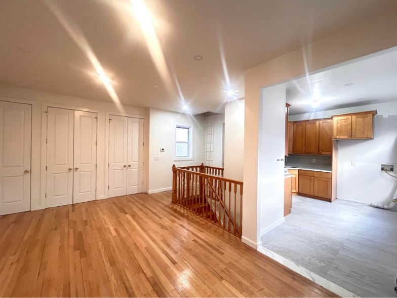 Building Photo - 537 E 5th St