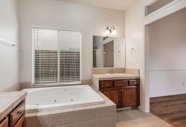 Building Photo - Immaculate Clovis Home! Stylish Updates + ...