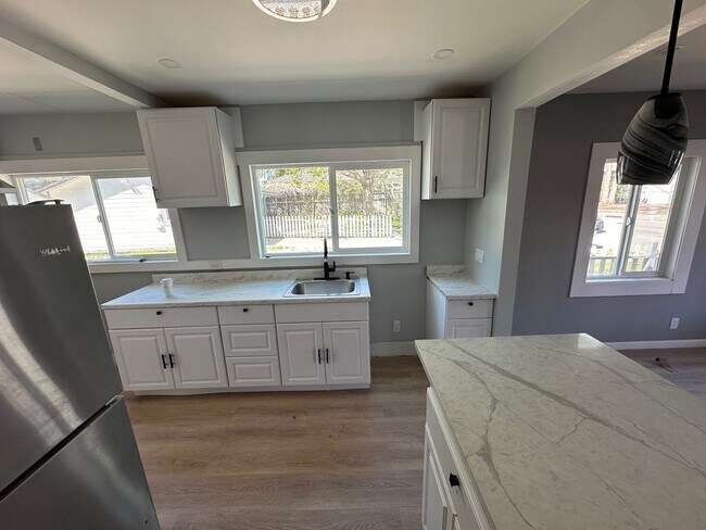 Building Photo - Cozy Santa Cruz Cottage