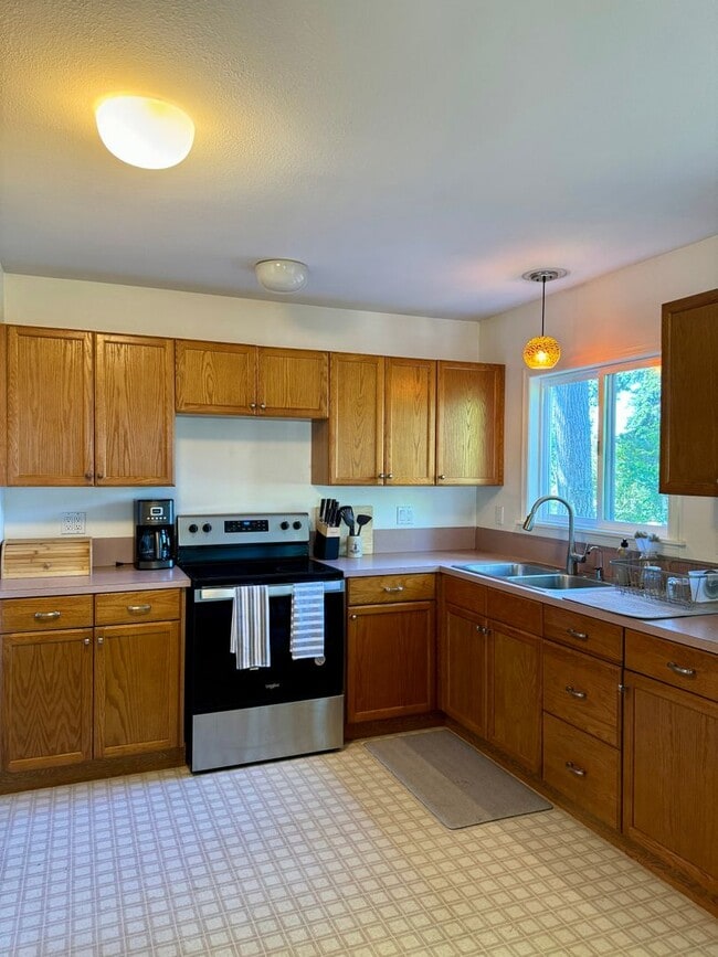 Building Photo - Absolutely Darling INDIANOLA cottage, full...