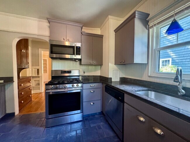 Building Photo - 3403 Dellwood Rd