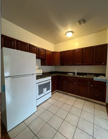 Building Photo - 28A Radde Pl