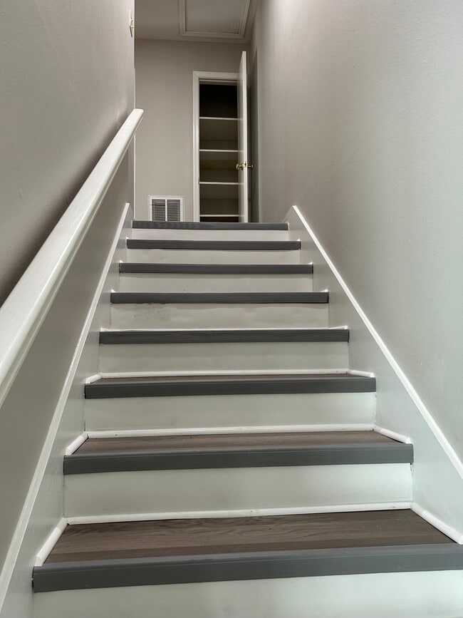 Building Photo - 912 McCay Ave