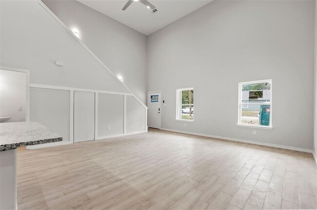 Building Photo - 15898 Chestnut Dr