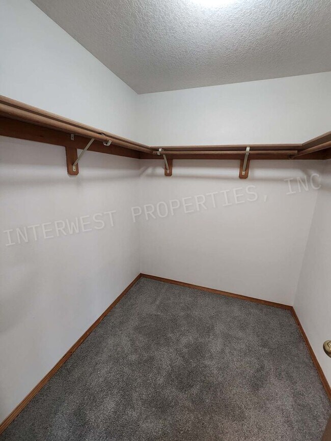 Building Photo - Spacious 4bd 2.5ba Rock Creek Home With 2 ...