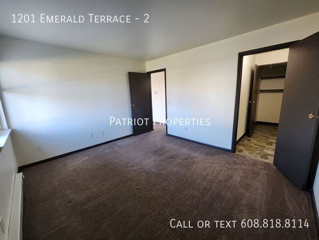 Building Photo - 1 bedroom/ 1 bath apartment in Sun Prairie...