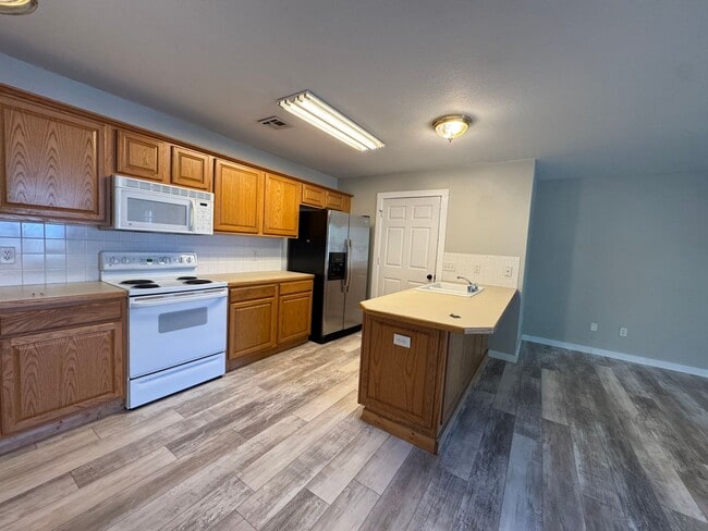 Building Photo - ***910-2 NW A Street***