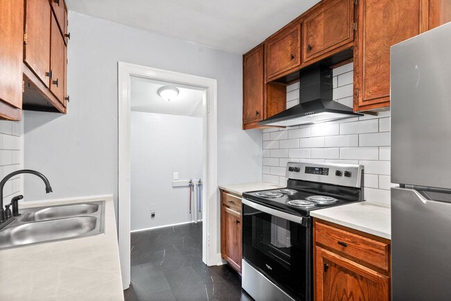 Building Photo - 2 Bedroom Home For Rent Near Madison Street!