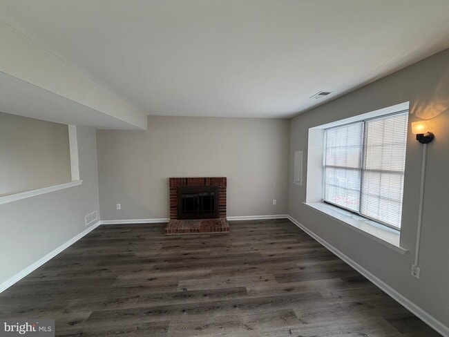 Building Photo - 120 Redwood Dr