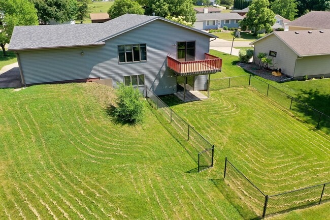 Building Photo - 624 Meadow Run Dr SW