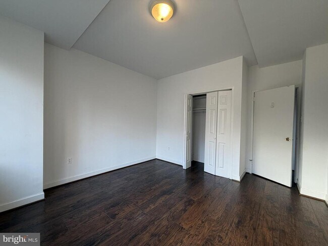 Building Photo - 1121 Arlington Blvd