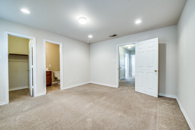 Building Photo - 7811 Kingsbury Wood