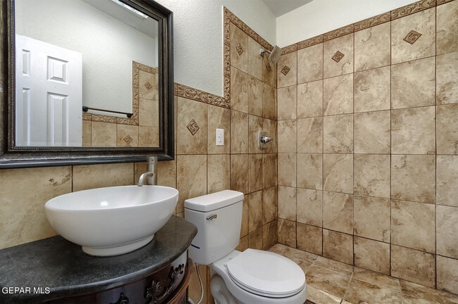 Building Photo - 10000 Jamaica St